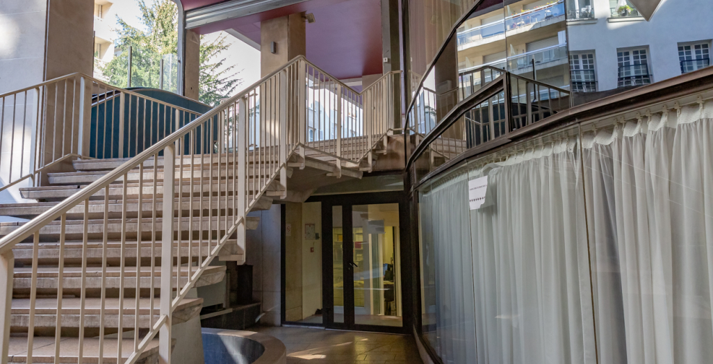 Photographie de l'entrée du laboratoire de droit social, centre Val de Grâce